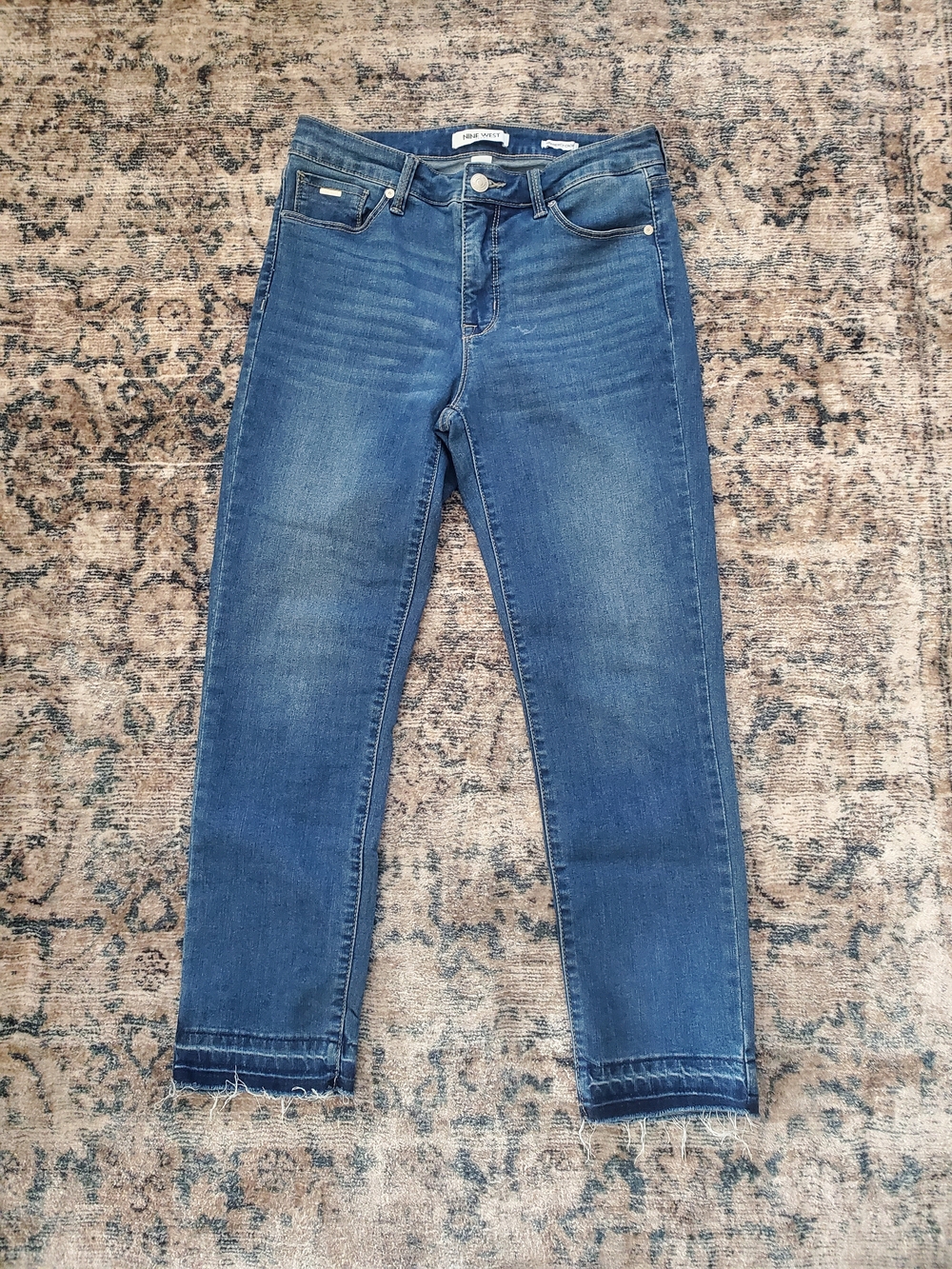 Nine West Cropped "OG" Grammercy Raw Edge Ankle Jeans. Size 4